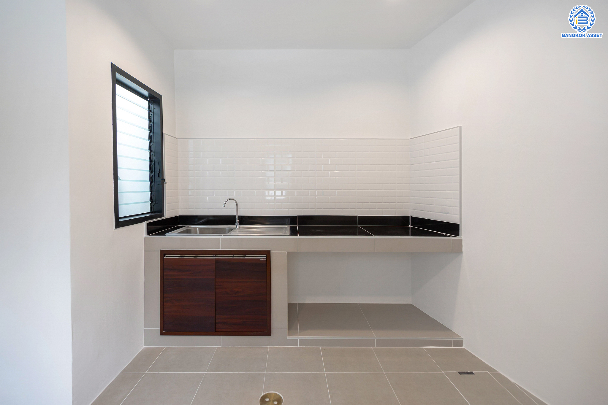 บ้านมือสองตกแต่งใหม่ ม.บ้านสวน5 กลางเมือง พิบูลย์สงคราม บ้านแฝด 3 ชั้น หลังมุม เนื้อที่ 39.4 ตร.ว. ฟังก์ชัน 4 ห้องนอน 3 ห้องน้ำ จอดรถได้ 2 คัน ราคาคุ้มสุดในย่านนี้! บนสุดยอดทำเล! เชื่อมถนนพิบูลย์สงคราม, วงศ์สว่าง, นครอินทร์ และติวานนท์ ใกล้จุดขึ้นทางด่วนศรีรัช-วงแหวนรอบนอก และรถไฟฟ้า "สถานีแยกติวานนท์"